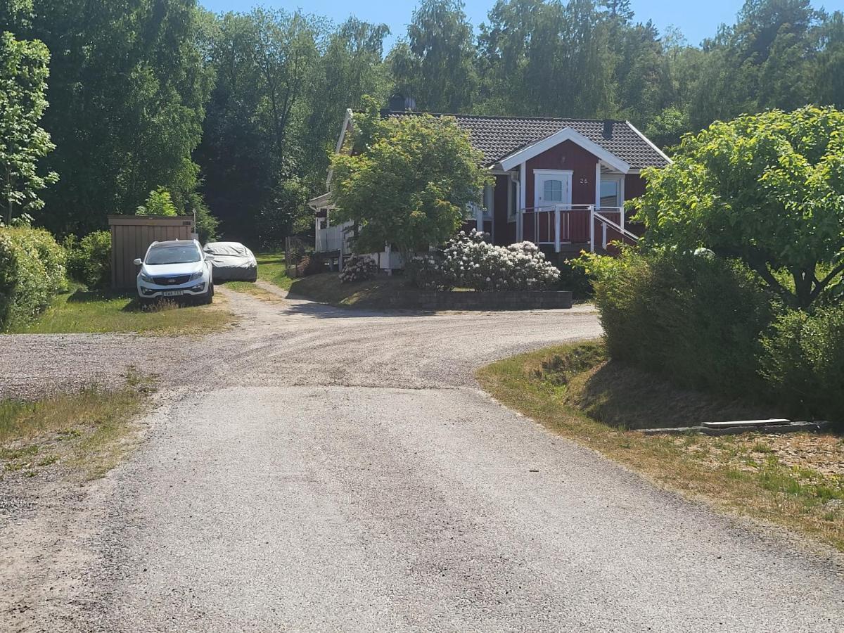 Villa Minihus Med Stor Traedgardstomt Naera Golf Och Hav Trosa Exterior foto